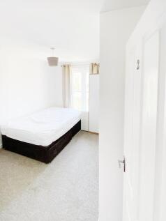 Bright, freshly decorated double bedroom with n...