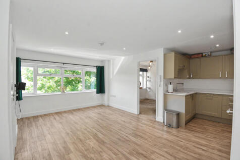 Flat 6, Unit 2, Station Court, Bourne End SL8 5YQ