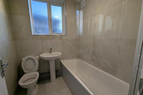 Pettits Lane North Two Bed Flat photo 4