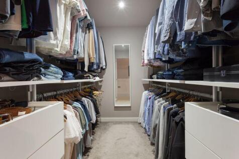 WALK-IN WARDROBE