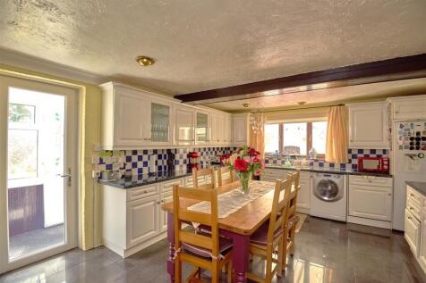 Kitchen 2.jpg
