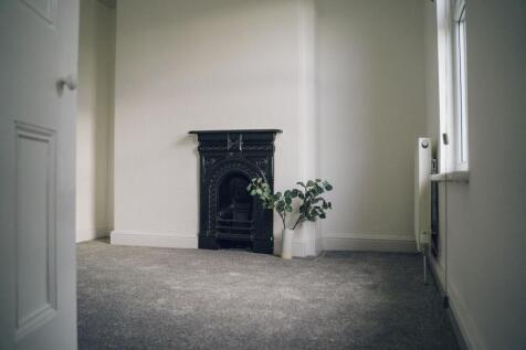 Ystafell Wely 1 / Bedroom 1