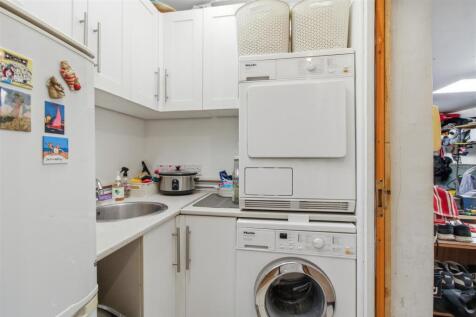 Utility room (with access to garage)