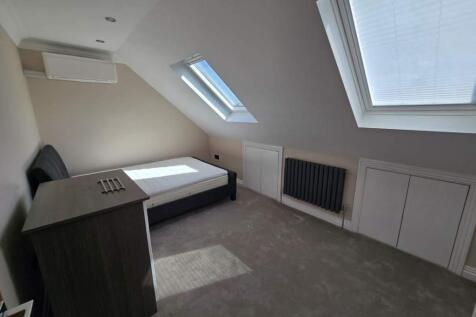 4-bed semi-detached on Wentworth Avenue, London, N3, £4,450/mo
