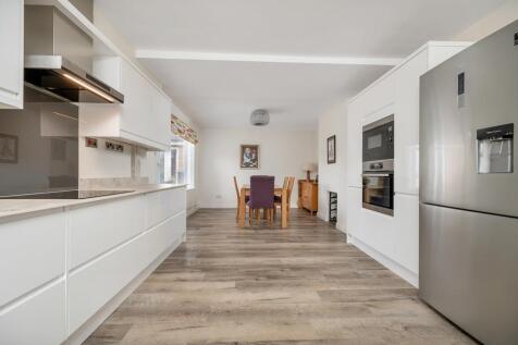 OPEN PLAN LIVING/DINING KITCHEN