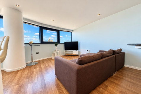 Open Plan Living Room / Dining Area / Kitchen: