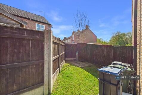 Side Garden And Bin Storage