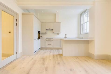 Bespoke kitchen with peninsular