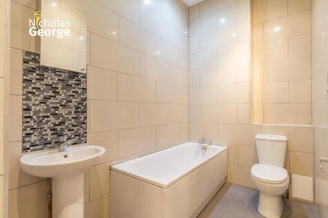 church rd 83 flat 4 bath.jpg