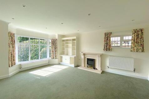 36 Terminus Ave - Lounge1.jpg