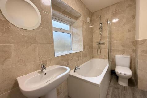 Saddleworth Road, Greetland, HX4 8BA photo 3