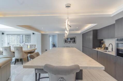 OPEN PLAN LIVING/DINING AREA