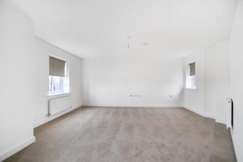 3 bedroom Semi Detached House in Kingfisher Drive, Upton, Northampton photo 3