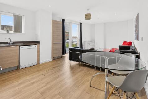 To Let  3 Bedroom Flat Balcony CR0  www.islingtonp
