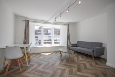 A spacious and well-presented one-bedroom flat!