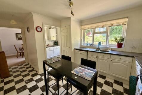 Kitchen/Breakfast Room: