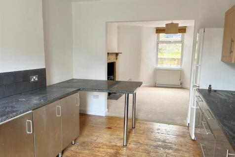 Kitchen into lounge.jpg