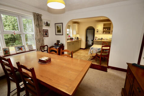 Dining area through to kitchen
