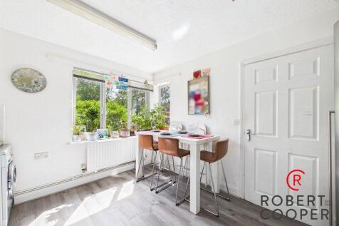 Owen Close, Northolt, UB5 photo 3