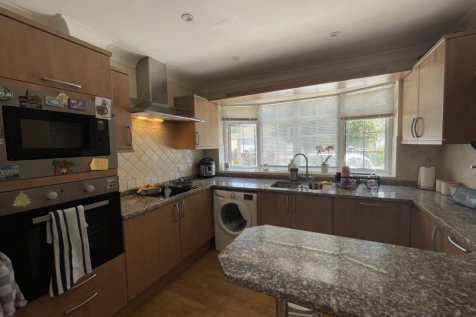 Knoll Crescent, Northwood photo 4