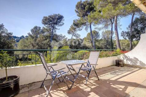 Luxury villa in Mougins within the private Royal M