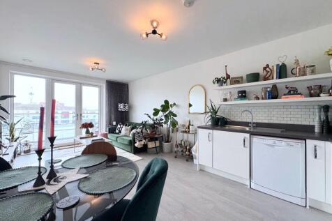 Open plan lounge/kitchen/dining area