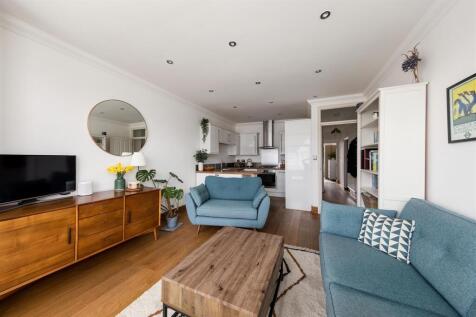 Lyndhurst Drive, E10