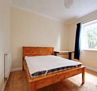 FOUR DOUBLE BEDROOM STUDENT FLAT, HOLDENHURST ROAD photo 5
