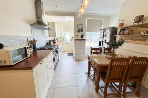 OPEN PLAN KITCHEN DINING ROOM