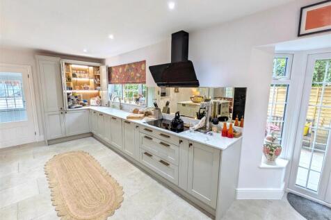 Kitchen 3 new.jpg
