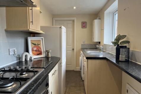 SPARE ROOM // 	2 ENSUITES // 3 Bed & 3 Bath // Sept 2026 photo 5