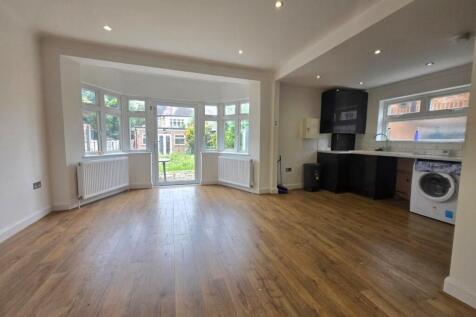 OPEN PLAN KITCHEN / DINING ROOM