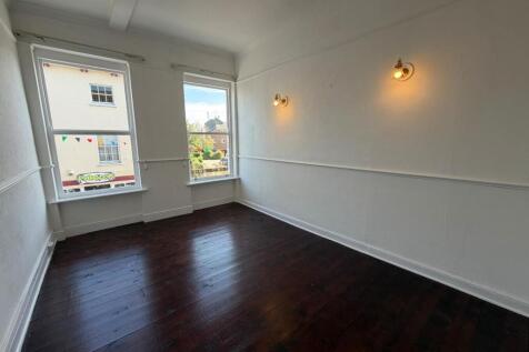 20 high street bedroom.jpg