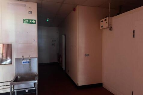 Retail Property (high street) to rent Image 4