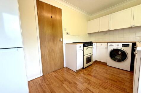Frampton Close, Eastleaze, Swindon, Wiltshire, SN5 photo 5