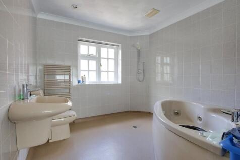 WET ROOM AREA BEDROOM ONE