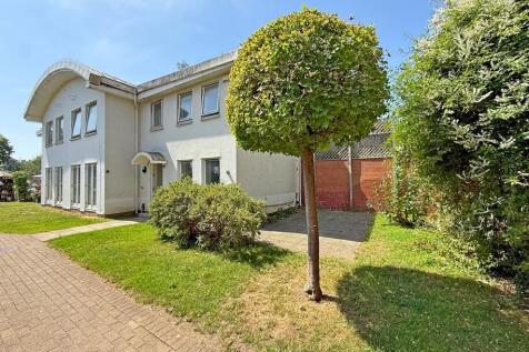 3 bed semi-detached house to rent Kew Bridge Road