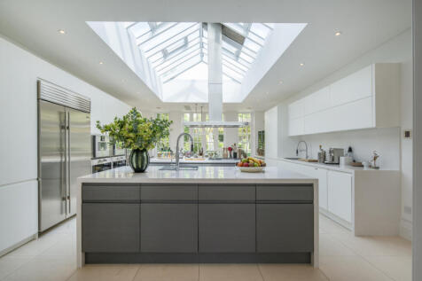 10 bed, 10 bath Detached in London - Photo 13