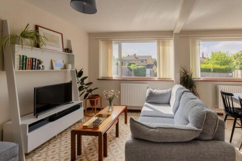 Open-Plan Living Room / Kitchen / Dining Room