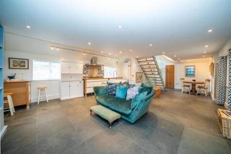 Open plan lounge/dining/kitchen