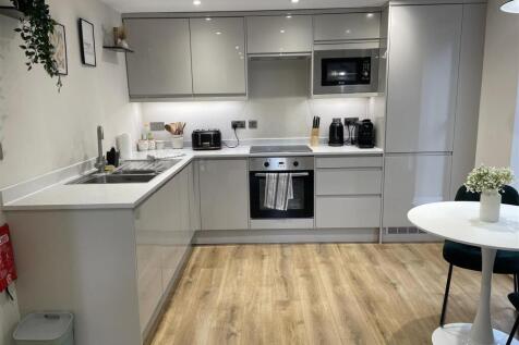 2 bed flat to rent Hackbridge Rd, London SM6 7BL