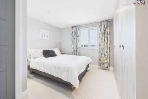 Double Bedroom with built in wardrobes 2