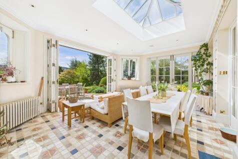 CAM04201G0-PR0078-STILL075