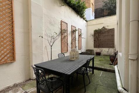 Flat 1 167 CRMaincourtyard.jpg