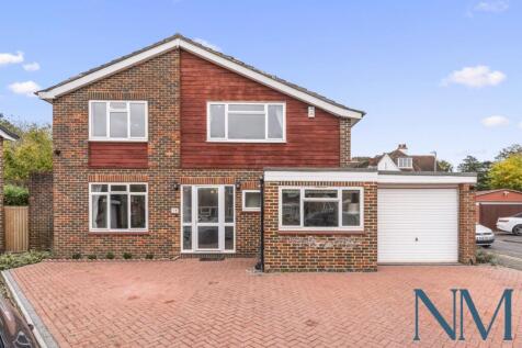 Detached 5 bed, 2 bath House with Garage set on a