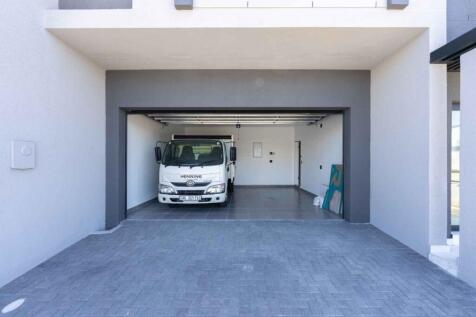 Double garage with space for cars to park on the driveway
