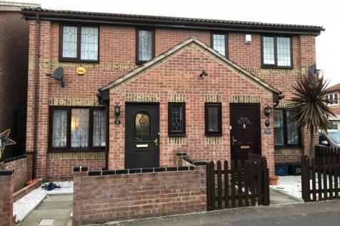3-bedroom semi-detached house to let on Crystal W
