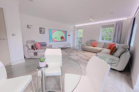 Spacious Lounge / Di