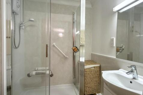 SHOWER ROOM / WC
