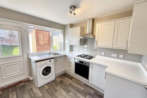 3-bed semi-detached on Hazel Close, Taunton, TA1, £1,400/mo